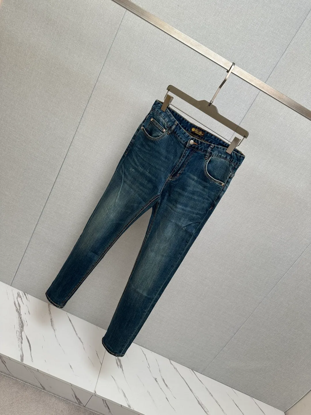 Available at the LP official website counter at the same time, the original is a very stylish pair of jeans, customized with original washed denim fabric, unique design, top-notch printing technology letter pattern logo, original hardware accessories decoration, an extremely outstanding pair of jeans, the materials and craftsmanship are extremely luxurious and exquisite, extremely high-grade, handsome and stylish upper body, recommended 👍, Sizes: 29-38